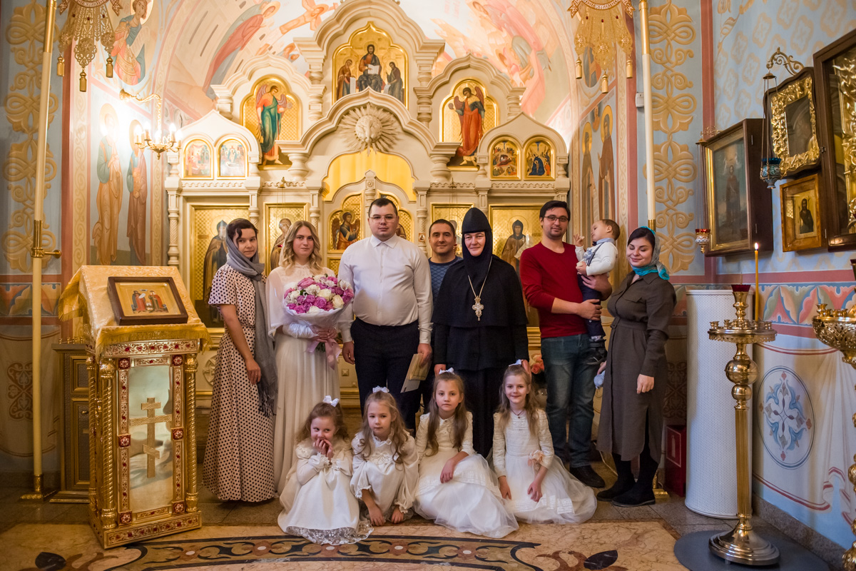 В Покровской обители состоялись венчания бывших воспитанниц монастырского детского приюта