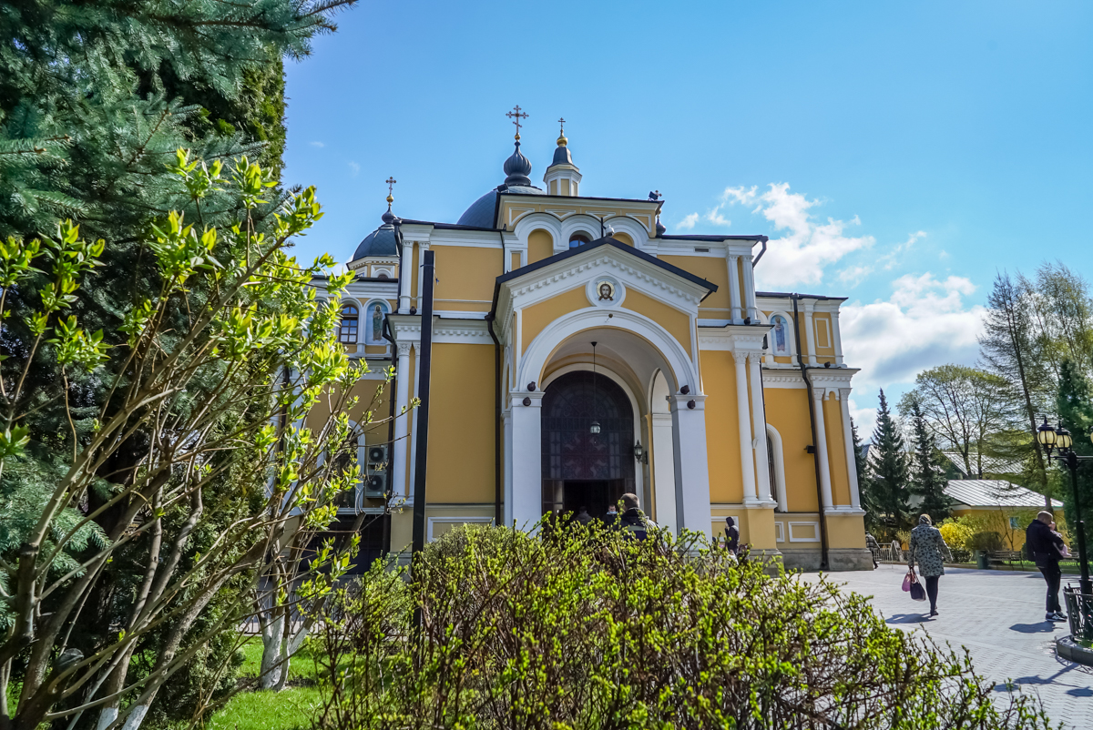 Работа храма матроны в москве. Плаковский монастырь Болгария. Покровский монастырь в Харькове паломническая служба.