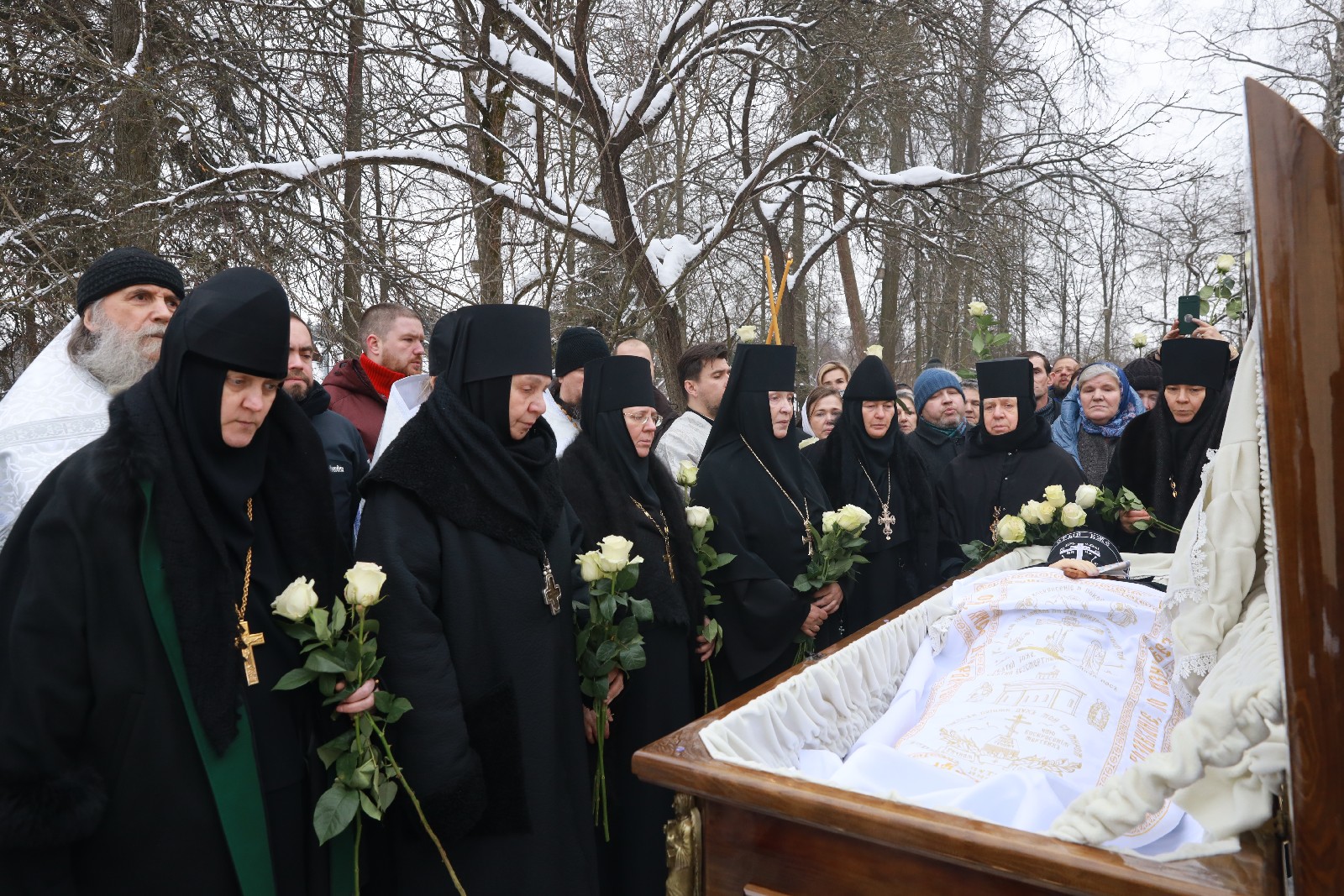 Отпевание навального в церкви. Игумения Филарета Смирнова подворье Пюхтицкого монастыря. Игумения Филарета Пюхтицкий монастырь. Филарета настоятельница подворья Пюхтицкого монастыря в Москве. Игумения подворья Пюхтицкого монастыря в Москве.